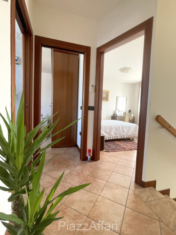 Proponiamo in vendita graziosa porzione di bifamiliare dalle dimensioni compatte (comunque non ma...