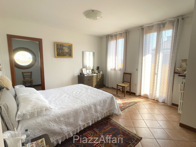 Proponiamo in vendita graziosa porzione di bifamiliare dalle dimensioni compatte (comunque non ma...