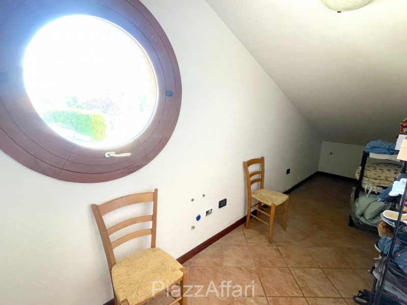 Proponiamo in vendita graziosa porzione di bifamiliare dalle dimensioni compatte (comunque non ma...