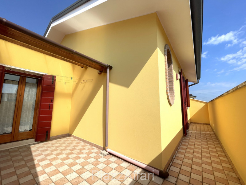 Proponiamo in vendita graziosa porzione di bifamiliare dalle dimensioni compatte (comunque non ma...