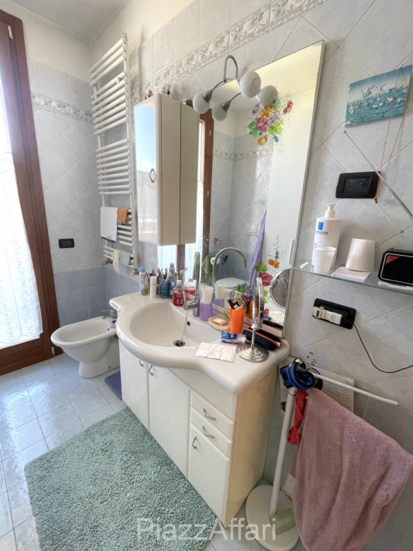 Proponiamo in vendita graziosa porzione di bifamiliare dalle dimensioni compatte (comunque non ma...