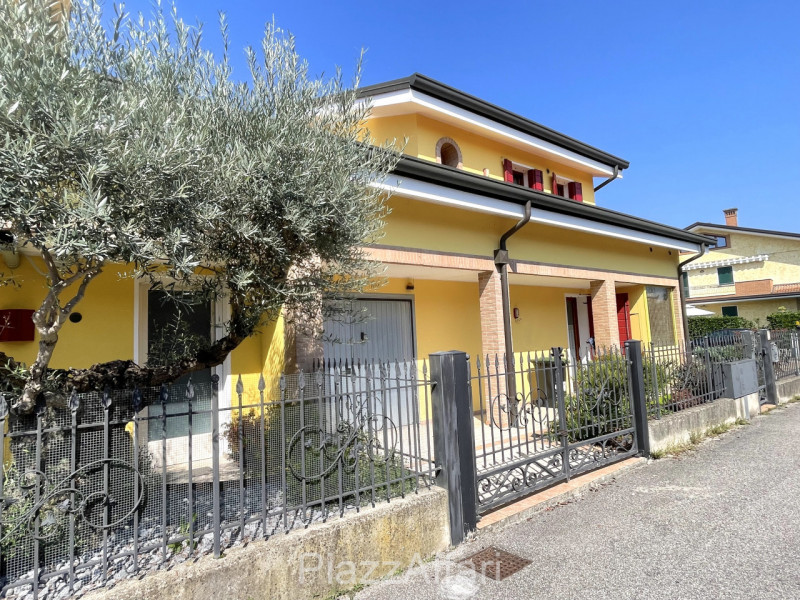 Proponiamo in vendita graziosa porzione di bifamiliare dalle dimensioni compatte (comunque non ma...