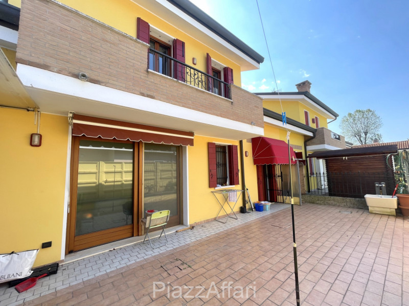 Proponiamo in vendita graziosa porzione di bifamiliare dalle dimensioni compatte (comunque non ma...