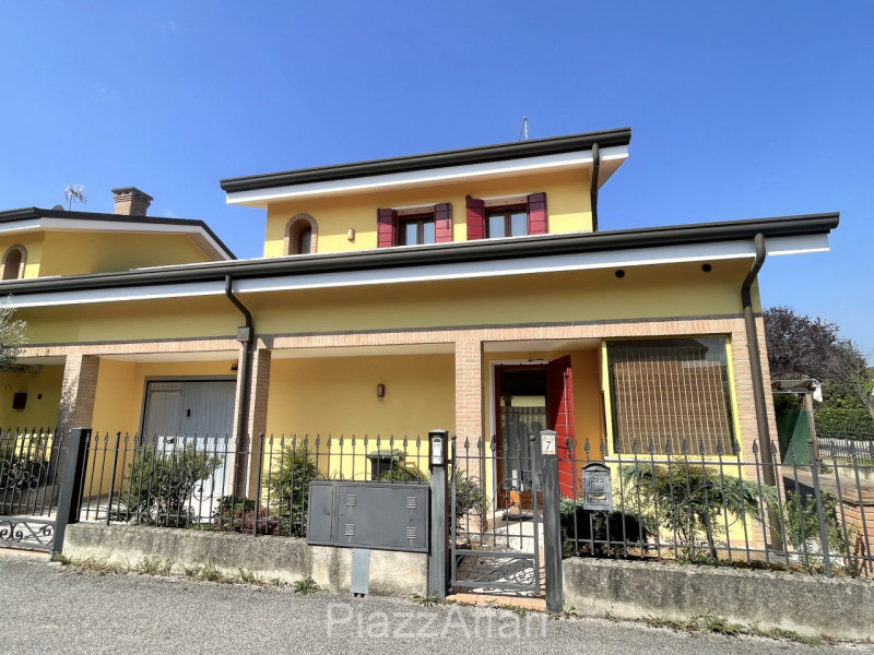 Proponiamo in vendita graziosa porzione di bifamiliare dalle dimensioni compatte (comunque non ma...