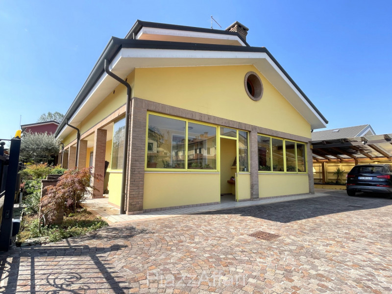 Proponiamo in vendita graziosa porzione di bifamiliare dalle dimensioni compatte (comunque non ma...