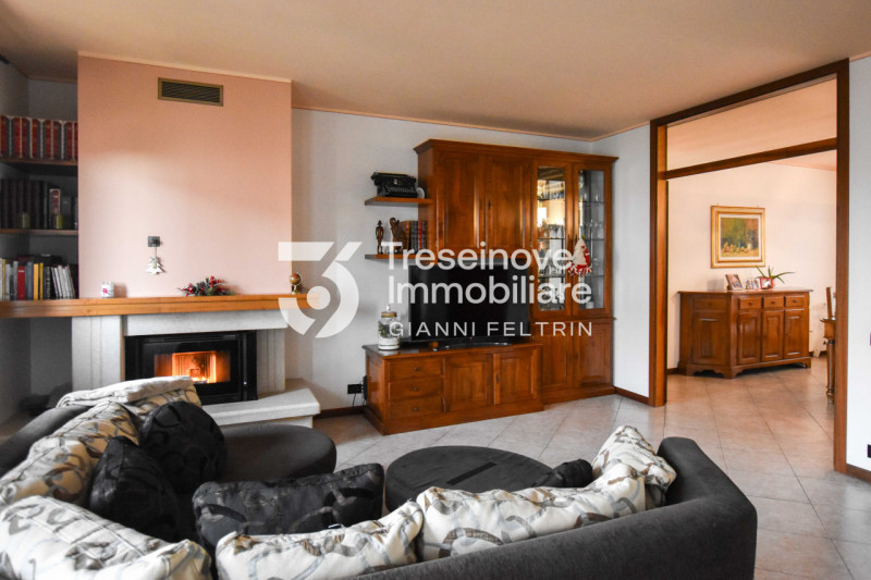 (Per INFO Feltrin ing. Gianni 3288349492) Proponiamo in vendita spaziosa trifamiliare di testa di...