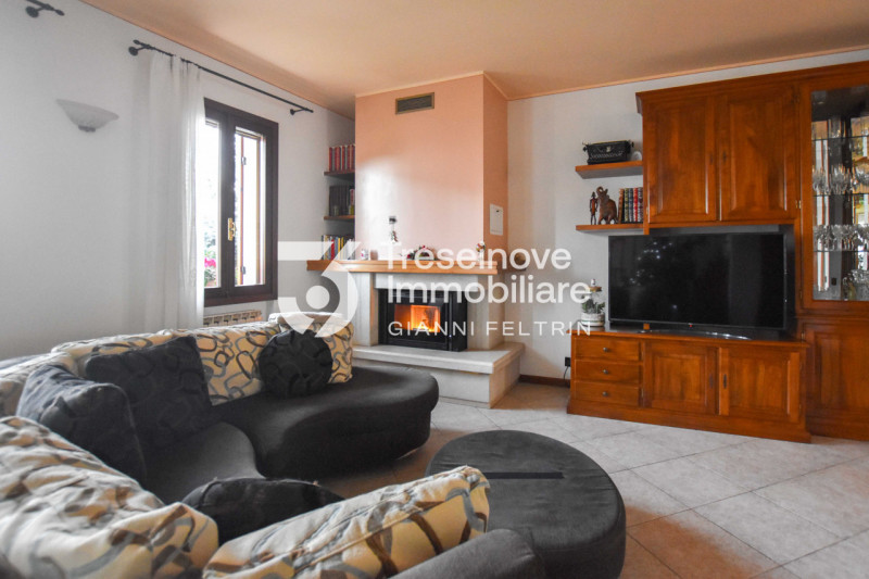 (Per INFO Feltrin ing. Gianni 3288349492) Proponiamo in vendita spaziosa trifamiliare di testa di...