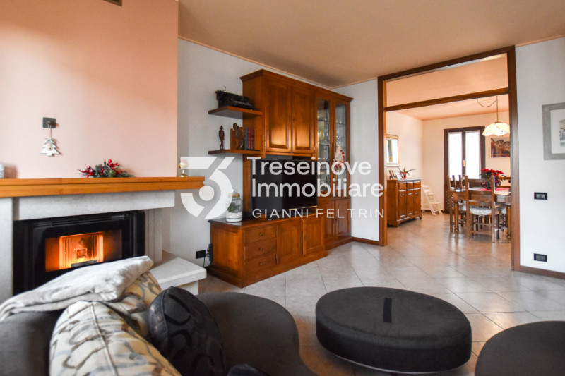 (Per INFO Feltrin ing. Gianni 3288349492) Proponiamo in vendita spaziosa trifamiliare di testa di...