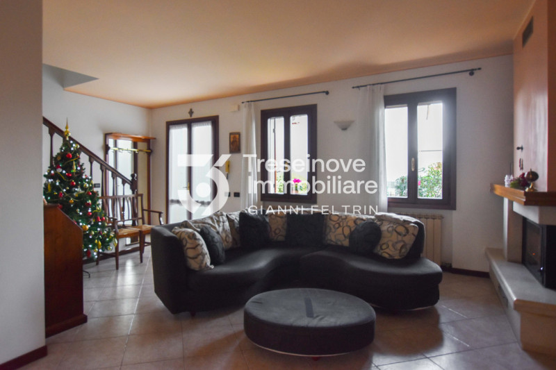 (Per INFO Feltrin ing. Gianni 3288349492) Proponiamo in vendita spaziosa trifamiliare di testa di...