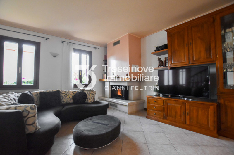 (Per INFO Feltrin ing. Gianni 3288349492) Proponiamo in vendita spaziosa trifamiliare di testa di...