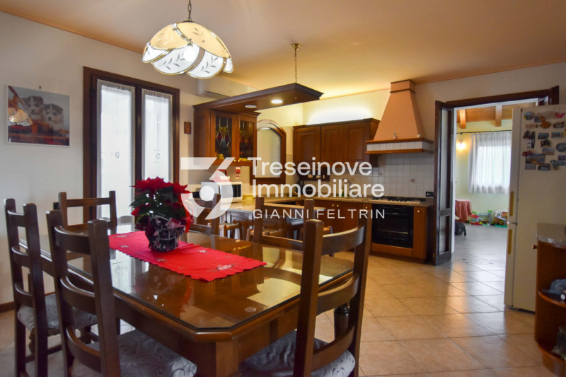 (Per INFO Feltrin ing. Gianni 3288349492) Proponiamo in vendita spaziosa trifamiliare di testa di...