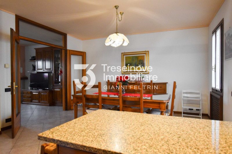 (Per INFO Feltrin ing. Gianni 3288349492) Proponiamo in vendita spaziosa trifamiliare di testa di...