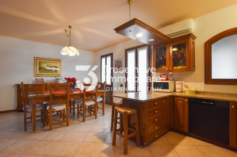 (Per INFO Feltrin ing. Gianni 3288349492) Proponiamo in vendita spaziosa trifamiliare di testa di...