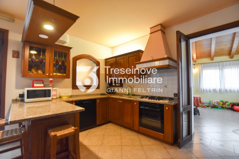 (Per INFO Feltrin ing. Gianni 3288349492) Proponiamo in vendita spaziosa trifamiliare di testa di...