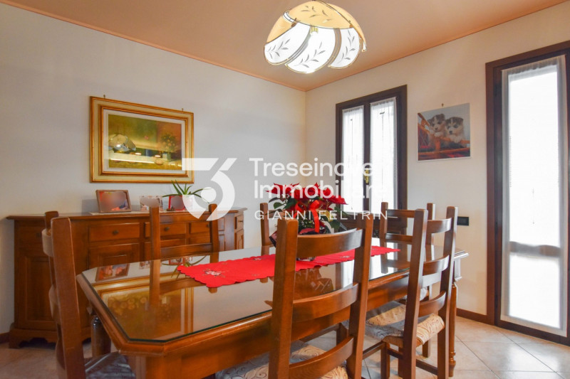 (Per INFO Feltrin ing. Gianni 3288349492) Proponiamo in vendita spaziosa trifamiliare di testa di...