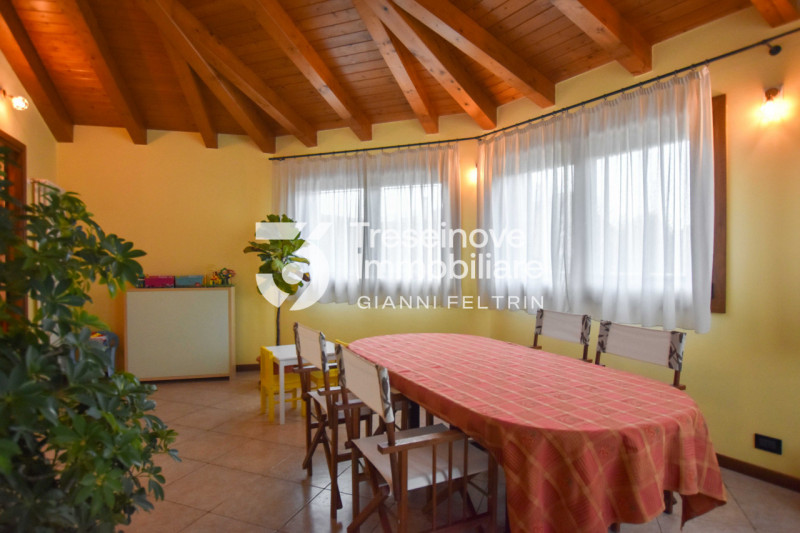 (Per INFO Feltrin ing. Gianni 3288349492) Proponiamo in vendita spaziosa trifamiliare di testa di...