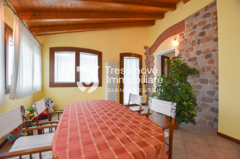 (Per INFO Feltrin ing. Gianni 3288349492) Proponiamo in vendita spaziosa trifamiliare di testa di...