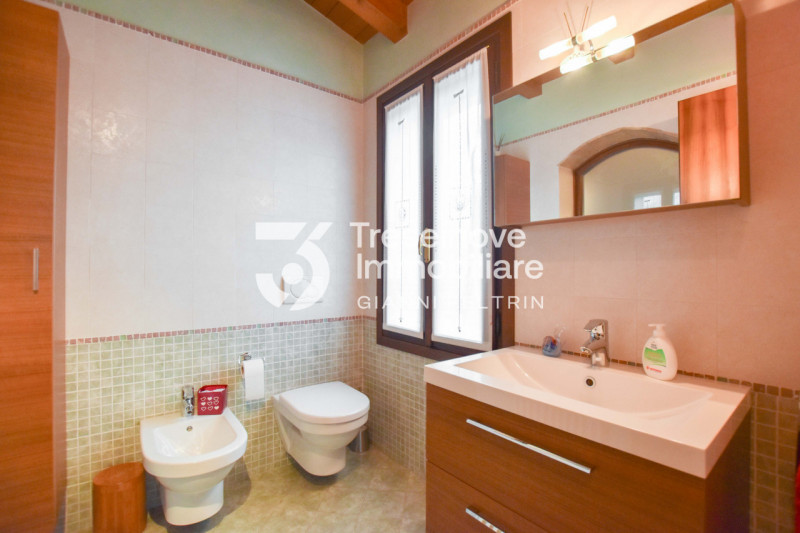 (Per INFO Feltrin ing. Gianni 3288349492) Proponiamo in vendita spaziosa trifamiliare di testa di...