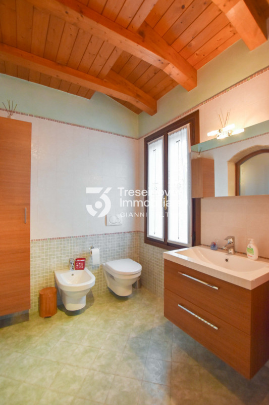 (Per INFO Feltrin ing. Gianni 3288349492) Proponiamo in vendita spaziosa trifamiliare di testa di...