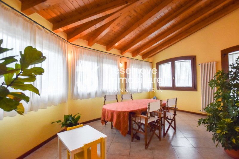 (Per INFO Feltrin ing. Gianni 3288349492) Proponiamo in vendita spaziosa trifamiliare di testa di...