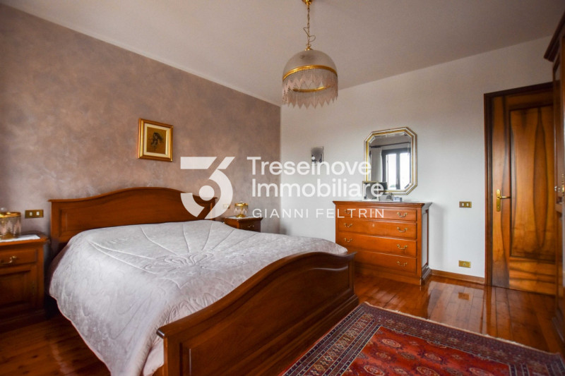 (Per INFO Feltrin ing. Gianni 3288349492) Proponiamo in vendita spaziosa trifamiliare di testa di...