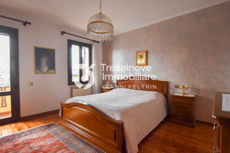 (Per INFO Feltrin ing. Gianni 3288349492) Proponiamo in vendita spaziosa trifamiliare di testa di...