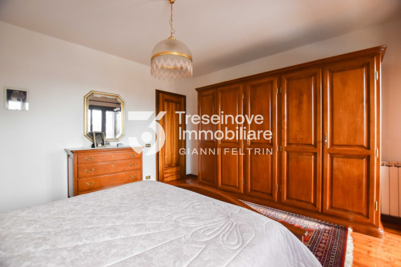 (Per INFO Feltrin ing. Gianni 3288349492) Proponiamo in vendita spaziosa trifamiliare di testa di...