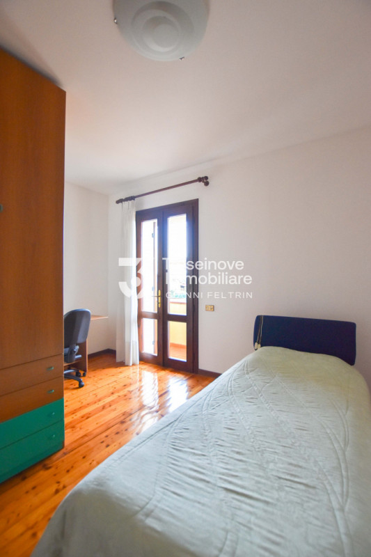 (Per INFO Feltrin ing. Gianni 3288349492) Proponiamo in vendita spaziosa trifamiliare di testa di...