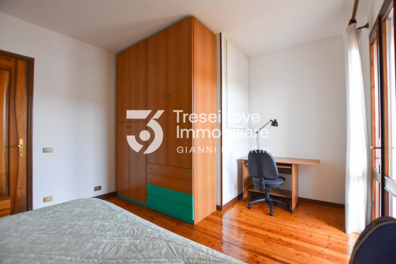 (Per INFO Feltrin ing. Gianni 3288349492) Proponiamo in vendita spaziosa trifamiliare di testa di...