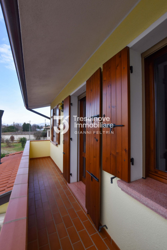 (Per INFO Feltrin ing. Gianni 3288349492) Proponiamo in vendita spaziosa trifamiliare di testa di...