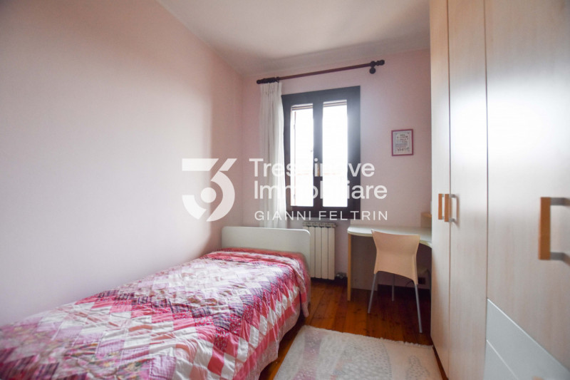 (Per INFO Feltrin ing. Gianni 3288349492) Proponiamo in vendita spaziosa trifamiliare di testa di...