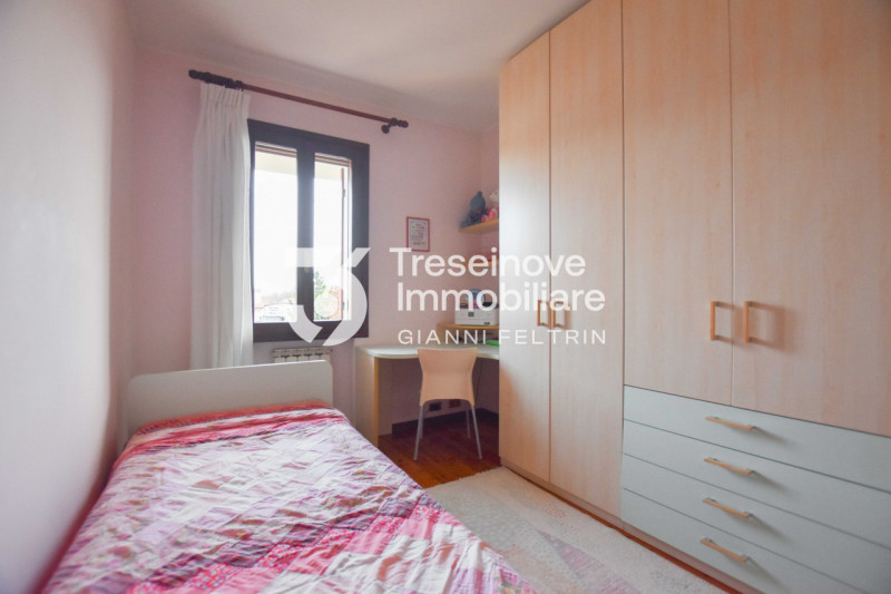 (Per INFO Feltrin ing. Gianni 3288349492) Proponiamo in vendita spaziosa trifamiliare di testa di...