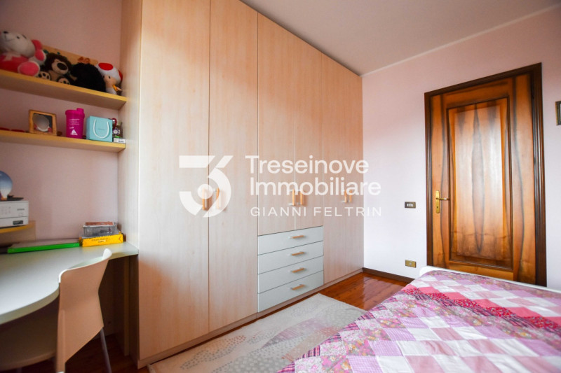 (Per INFO Feltrin ing. Gianni 3288349492) Proponiamo in vendita spaziosa trifamiliare di testa di...