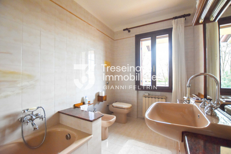 (Per INFO Feltrin ing. Gianni 3288349492) Proponiamo in vendita spaziosa trifamiliare di testa di...