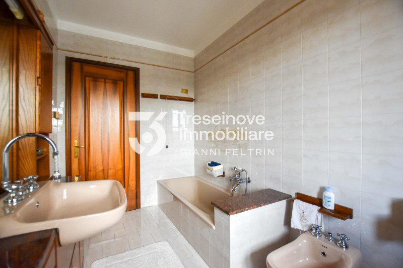 (Per INFO Feltrin ing. Gianni 3288349492) Proponiamo in vendita spaziosa trifamiliare di testa di...