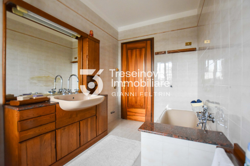 (Per INFO Feltrin ing. Gianni 3288349492) Proponiamo in vendita spaziosa trifamiliare di testa di...