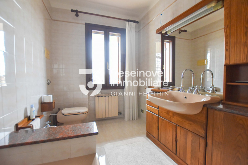 (Per INFO Feltrin ing. Gianni 3288349492) Proponiamo in vendita spaziosa trifamiliare di testa di...