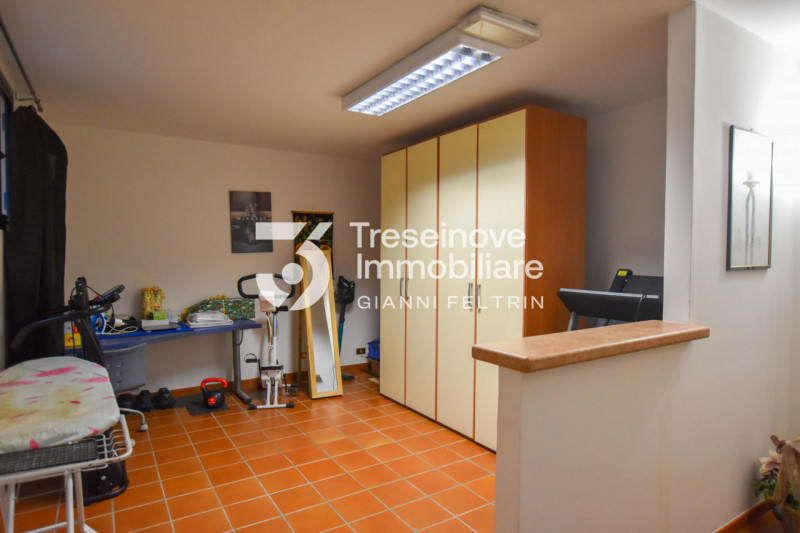 (Per INFO Feltrin ing. Gianni 3288349492) Proponiamo in vendita spaziosa trifamiliare di testa di...