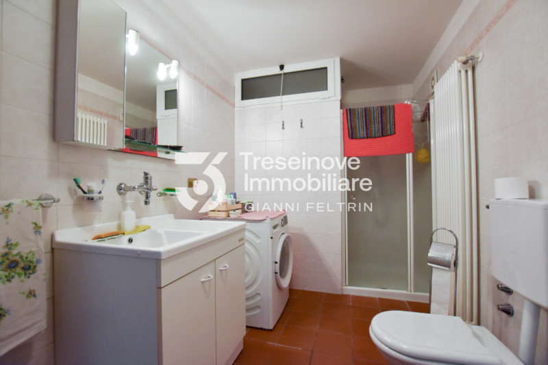 (Per INFO Feltrin ing. Gianni 3288349492) Proponiamo in vendita spaziosa trifamiliare di testa di...