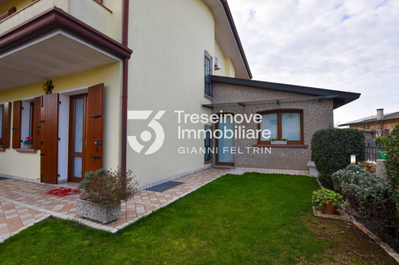 (Per INFO Feltrin ing. Gianni 3288349492) Proponiamo in vendita spaziosa trifamiliare di testa di...