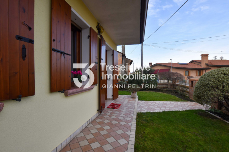 (Per INFO Feltrin ing. Gianni 3288349492) Proponiamo in vendita spaziosa trifamiliare di testa di...