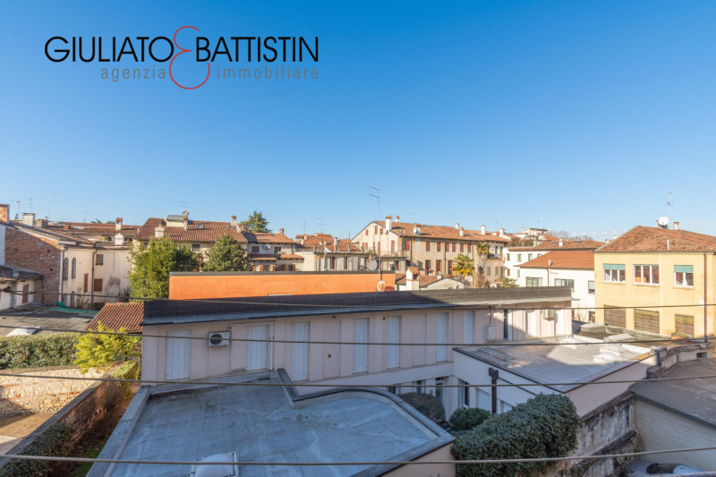 VICENZA - centro storico: A due passi da Ponte degli Angeli libero ultimo piano con ascensore da ...