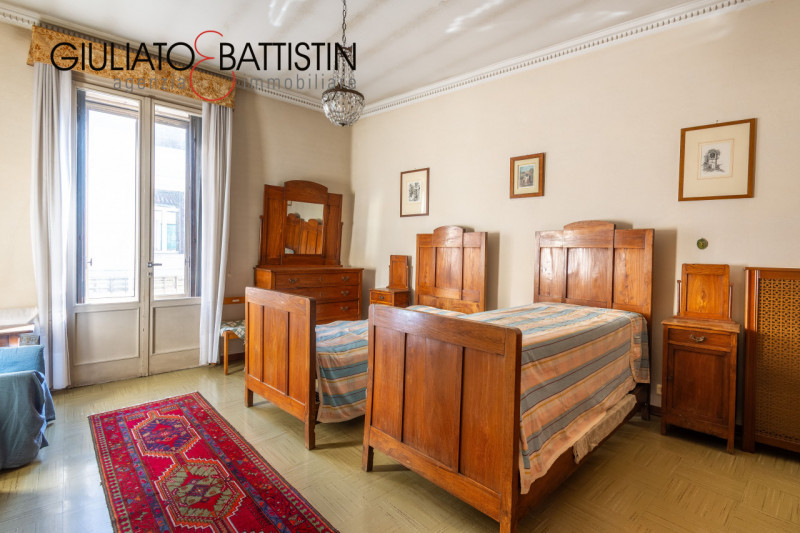 VICENZA - centro storico: A due passi da Ponte degli Angeli libero ultimo piano con ascensore da ...