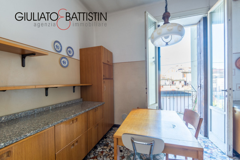 VICENZA - centro storico: A due passi da Ponte degli Angeli libero ultimo piano con ascensore da ...