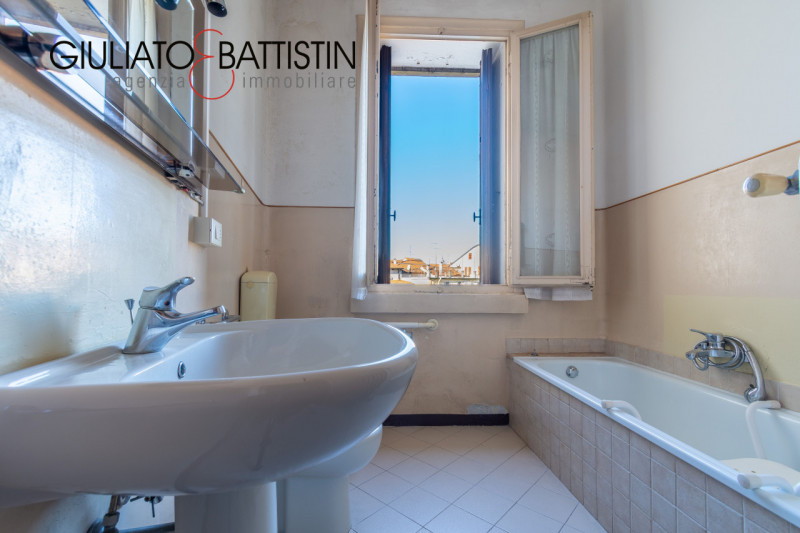 VICENZA - centro storico: A due passi da Ponte degli Angeli libero ultimo piano con ascensore da ...