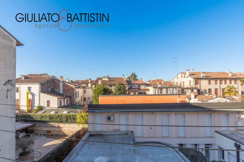 VICENZA - centro storico: A due passi da Ponte degli Angeli libero ultimo piano con ascensore da ...