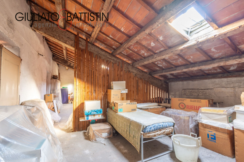 VICENZA - centro storico: A due passi da Ponte degli Angeli libero ultimo piano con ascensore da ...