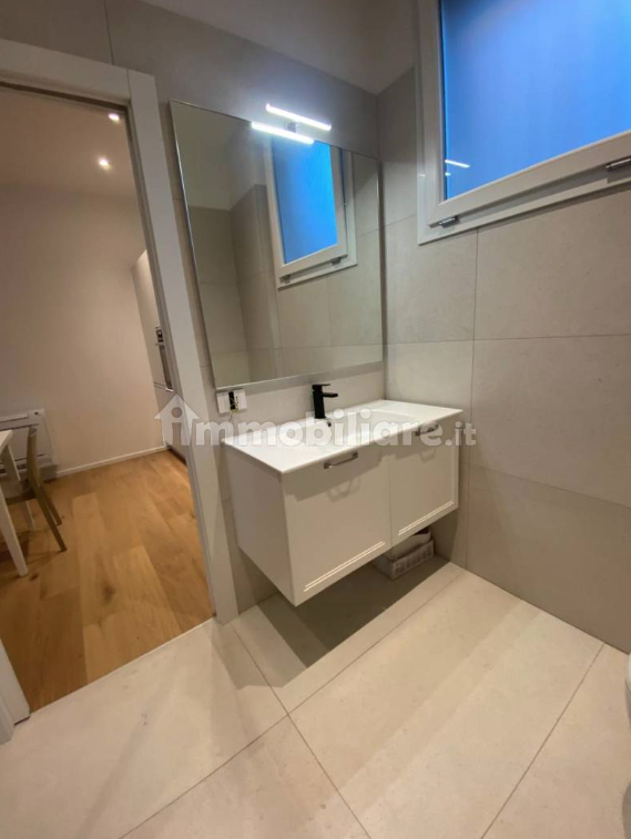 Scopri questo bellissimo appartamento bilocale, situato nel cuore della zona di San Giovanni a Pa...