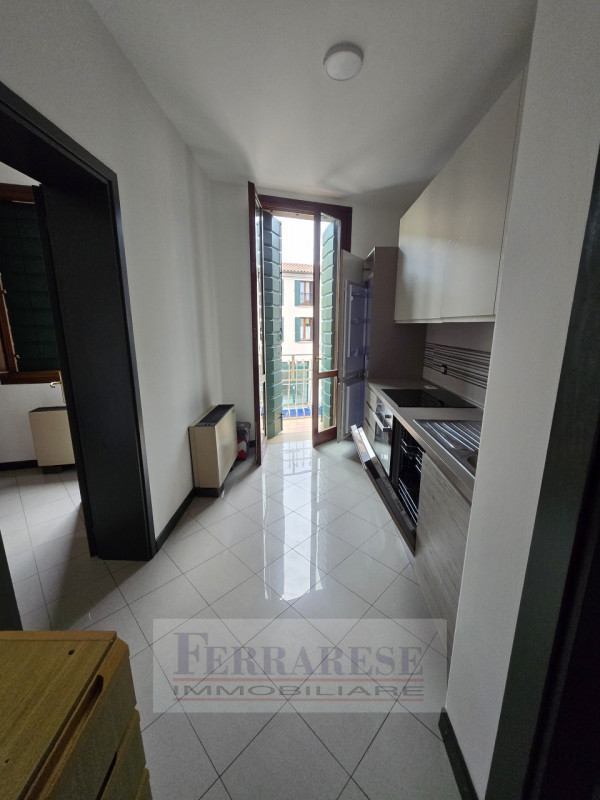 Stiamo cercando 5 persone (preferibilmente studenti) interessati a condividere un APPARTAMENTO co...