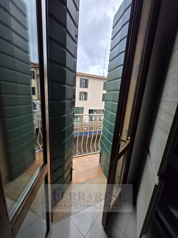 Stiamo cercando 5 persone (preferibilmente studenti) interessati a condividere un APPARTAMENTO co...